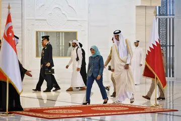DISAMBUT MESRA: Presiden Halimah Yacob disambut dengan penuh gah oleh Qatar. Bersama beliau ketika menyambut kehadirannya di Istana Amiri Diwan ialah Amir Qatar, Sheikh Tamim Hamad Al Thani.