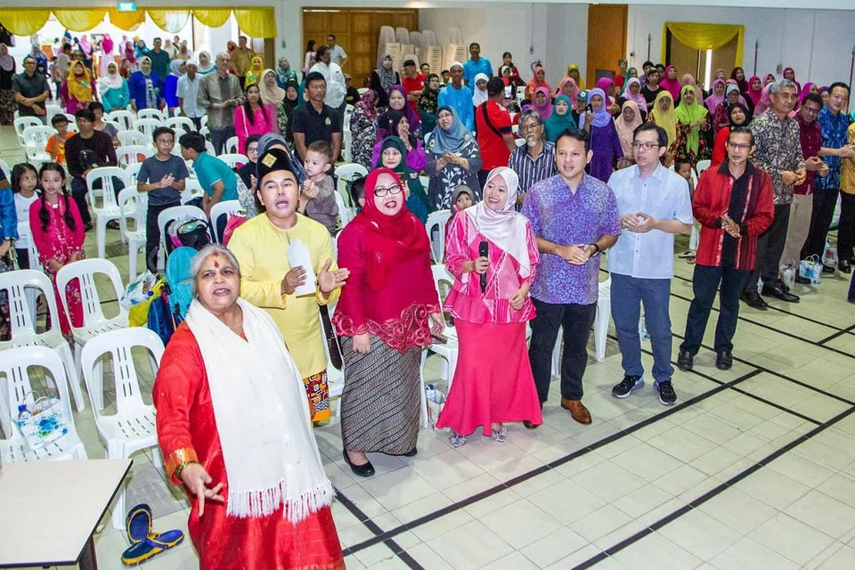 SERTAI SAMA: Encik Zaqy Mohamad (tiga dari kanan) dan Cik Rahayu Mahzam (empat dari kanan) sama-sama menyertai acara 'Semarak Bulan Bahasa 2018' di Kelab Masyarakat Marsiling baru-baru ini. - Foto BH oleh ZALEHA ABDUL KADER