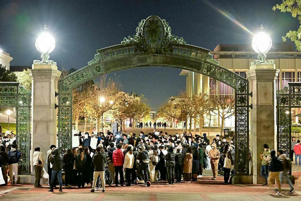 BANTAHAN DI AMERIKA: Sekumpulan penduduk Amerika (atas) juga mengadakan bantahan di kampus University of California Berkeley di California, terhadap sekatan ketat China untuk mengawal penularan Covid-19.