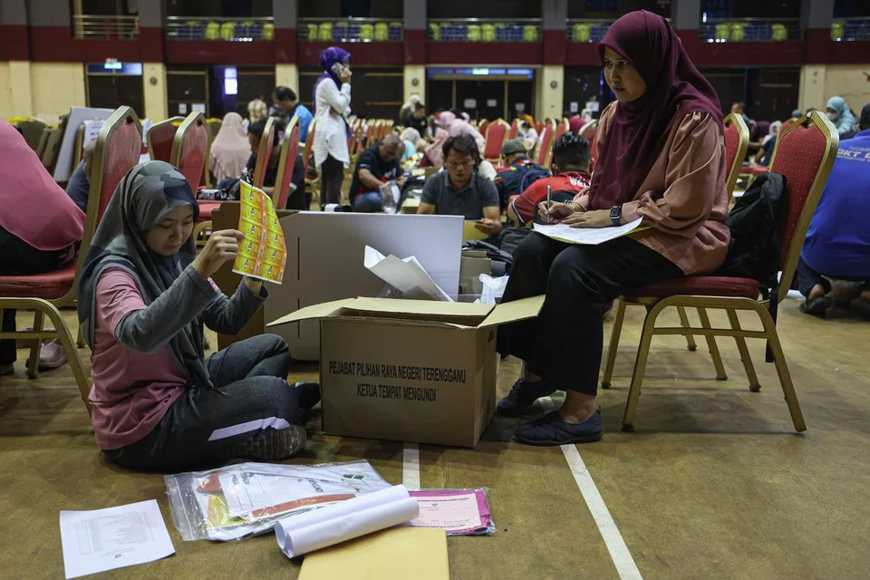 SIBUK BUAT PERSIAPAN: Petugas Suruhanjaya Pilihan Raya (SPR) sibuk melakukan persiapan menjelang Pilihan Raya Negeri (PRN) di Pusat Penjumlahan Rasmi Undi bagi Dewan Undangan Negeri (DUN) N.31 Chukai, Terengganu, di Dewan Datuk Seri Amar Diraja pada 11 Ogos. 