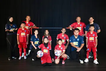 Wartawan BH, jurulatih Singa Legends dan beberapa peserta kem dalam sesi fotografi promosi di studio Berita Harian.