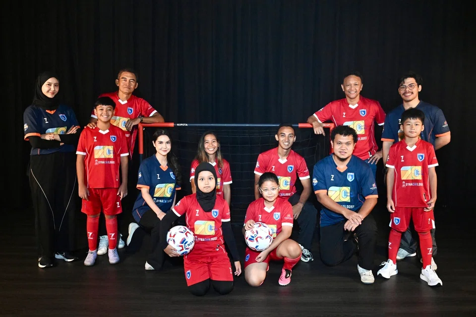 Wartawan BH, jurulatih Singa Legends dan beberapa peserta kem dalam sesi fotografi promosi di studio Berita Harian.