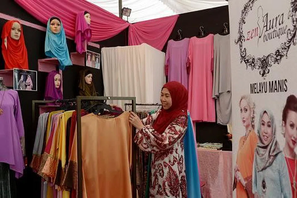 PELUANG RAMADAN: Didorong pengalaman kali pertama berniaga di bazar Ramadan tahun lalu, Cik Hayati Kasmani harap dapat mendekati lebih ramai pelanggan baru tahun ini. - Foto TUKIMAN WARJI