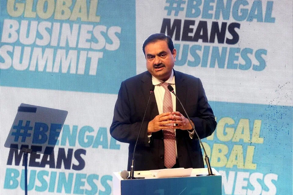 DULU PELAJAR TERCICIR: Dengan nama usahawan India, Encik Gautam Adani, tersenarai, ini kali pertama seorang dari Asia berada di kedudukan ketiga paling atas dalam senarai Indeks Hartawan Bloomberg. - Foto REUTERS