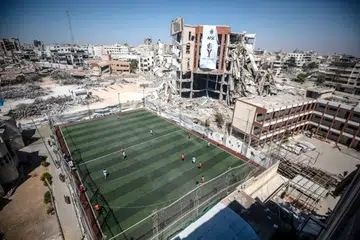 Pemain bola sepak beraksi di sebuah padang yang dikelilingi bangunan musnah dan runtuhan akibat perang di Bandar Gaza. Persatuan Bola Sepak Palestin (PFA) mengumumkan pertandingan bola sepak akan disambung semula mulai 4 September selepas terhenti hampir tiga tahun, dengan 44 kelab dari Gaza antara 226 kelab yang bakal menyertai ‘Piala Seribu Syuhada’.