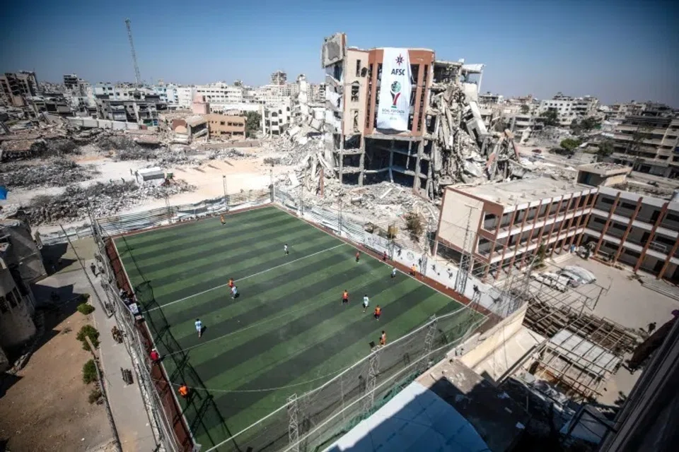 Pemain bola sepak beraksi di sebuah padang yang dikelilingi bangunan musnah dan runtuhan akibat perang di Bandar Gaza. Persatuan Bola Sepak Palestin (PFA) mengumumkan pertandingan bola sepak akan disambung semula mulai 4 September selepas terhenti hampir tiga tahun, dengan 44 kelab dari Gaza antara 226 kelab yang bakal menyertai ‘Piala Seribu Syuhada’.