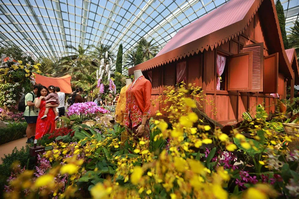 Kehidupan kampung dan pakaian Melayu dipaparkan di Flower Dome in Gardens by the Bay (gambar hiasan).