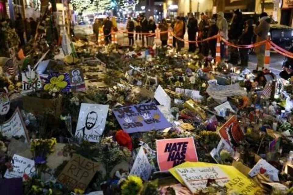 Orang ramai menziarahi tapak peringatan sementara untuk Alex Pretti di Minneapolis, Minnesota, Amerika Syarikat, di mana beliau ditembak dan dibunuh oleh pegawai Kastam Amerika Syarikat (Ice). 