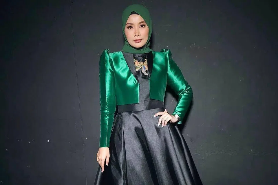 Pada usia 19 tahun, pelakon dan pengacara, Shenty Feliziana, menerima tawaran untuk memulakan satu kumpulan wanita iaitu, Dynda, yang bernaung di bawah syarikat rakaman, Alibi Music.