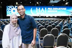 Cik Izza Atiqa Ishak, berusia 36 tahun, yang akan berangkat untuk menunaikan ibadah haji pada 14 Mei, menghadiri sesi taklimat sebelum keberangkatan bersama suaminya, Encik Muhammad Luqman Abdul Rahman, pada 25 April di Pusat Konvensyen Suntec.