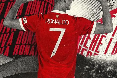 DISATUKAN SEMULA: Cristiano Ronaldo akan kembali menyarung jersi nombor 7 yang digunakannya sewaktu pertama kali beraksi untuk Manchester United sementara Edison Cavani memakai jersi nombor 21. - Foto INSTAGRAM MANCHESTER UNITED