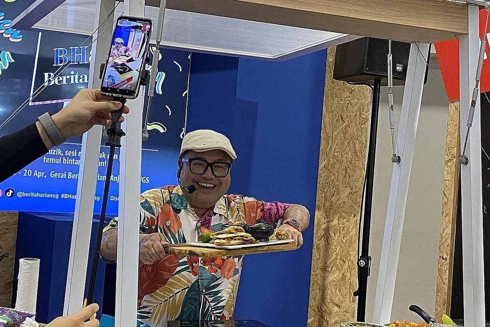 SESI MEMASAK: Cef selebriti, Cef Mel Dean, berkongsi resipi istimewa dalam sesi yang berlangsung pada 7 April. Beliau juga telah membuat penampilan keduanya pada 20 April lalu. Foto-foto BH oleh NUR DIYANA TAHA