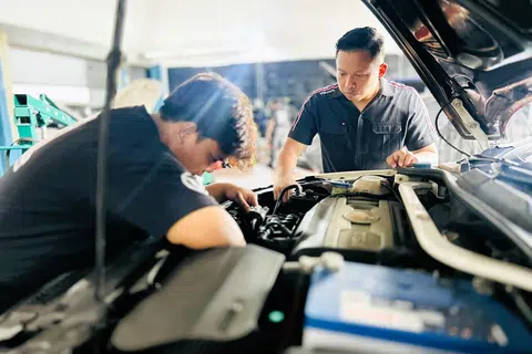 Encik Ahmad Syamim (kanan) berkata mutu dan ketelitian kerja menjadi ukuran utama kepada pelanggan warga Singapura di bengkelnya yang terletak di Kawasan Perindustrian Pandan.
