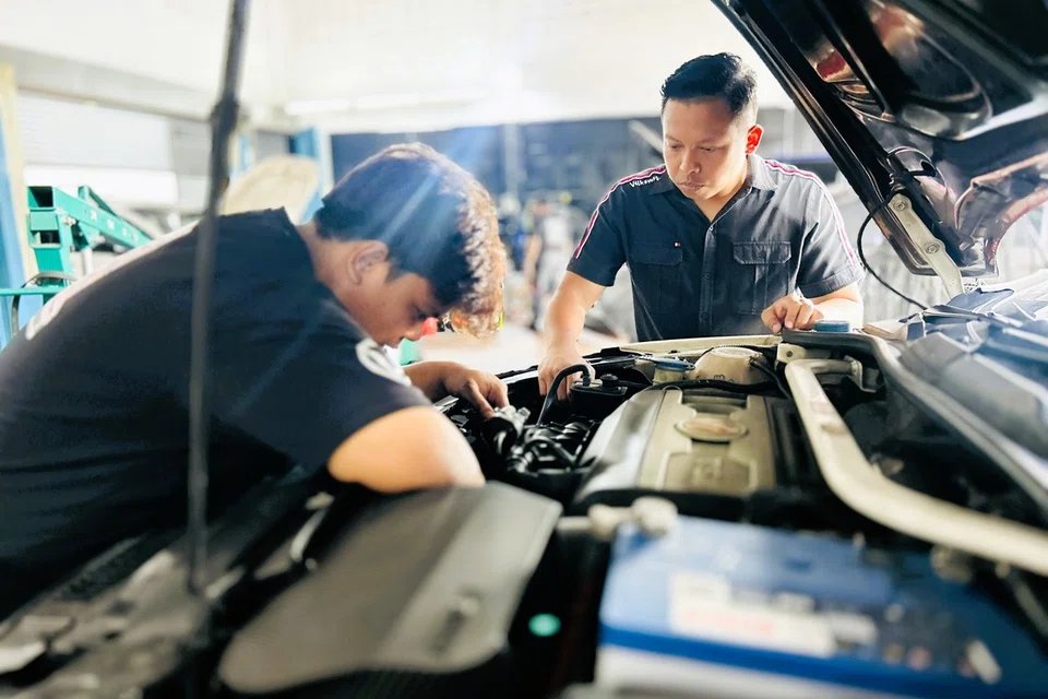 Encik Ahmad Syamim (kanan) berkata mutu dan ketelitian kerja menjadi ukuran utama kepada pelanggan warga Singapura di bengkelnya yang terletak di Kawasan Perindustrian Pandan.