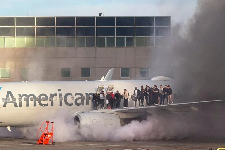 Gambar ihsan Branden Williams ini merakam detik cemas para penumpang berdiri di atas sayap pesawat American Airlines selepas mereka keluar melalui pintu kecemasan, susulan kebakaran enjin ketika pesawat itu berada di pintu ketibaan di Lapangan Terbang Antarabangsa Denver, Colorado, pada 13 Mac 2025.