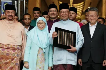 Perdana Menteri Malaysia merangkap Menteri Kewangan, Datuk Seri Anwar Ibrahim (dua dari kanan), bersama isteri Datuk Seri Dr Wan Azizah Wan Ismail dan Menteri Kewangan II, Senator Datuk Seri Amir Hamzah (kiri sekali) dan Timbalan Menteri Kewangan, Encik Liew Chin Tong (kanan sekali), bergambar kenangan sebelum bertolak ke Bangunan Parlimen bagi membentangkan Belanjawan 2027 pada petang 9 Oktober.