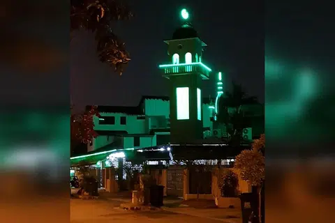 PECAH MASUK: Seorang jiran yang baru pulang dari kerja pada awal pagi Isnin ternampak seorang individu memanjat pagar masjid dan menghubungi polis dengan segera. - Foto MOHAMMED SHAHRIN SHAMSUDDIN