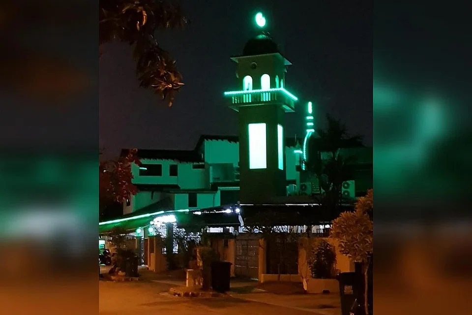 PECAH MASUK: Seorang jiran yang baru pulang dari kerja pada awal pagi Isnin ternampak seorang individu memanjat pagar masjid dan menghubungi polis dengan segera. - Foto MOHAMMED SHAHRIN SHAMSUDDIN