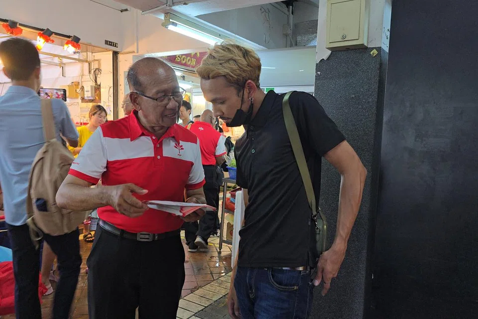 Encik A’bas Kasmani (tengah) berbicara bersama penduduk di kejiranan Chua Chu Kang pada 19 April. Beliau berkata pengalamannya bersama masyarakat menguatkan azam untuk memperjuangkan dasar yang mencerminkan segala keprihatinan yang meresahkan rakyat.