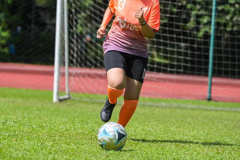 Selama 24 bulan di Rumah Tumpangan Remaja Perempuan Singapura (SGH), Ella (bukan nama sebenar) sering bermain bola untuk meluahkan segala perasan negatif yang terpendam di dalam dirinya. 