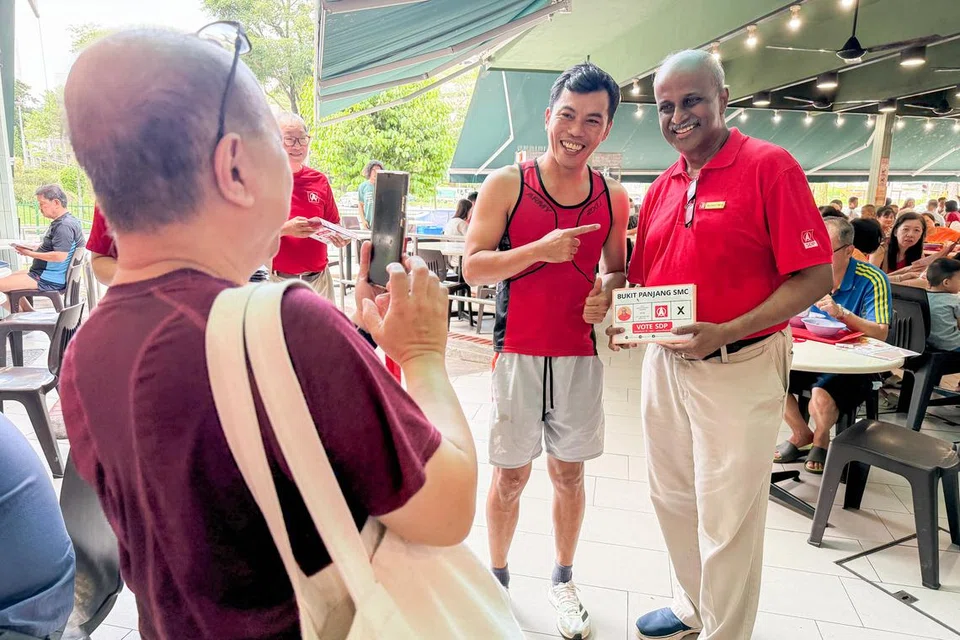 Semasa hari terakhir berkempen untuk GE2025 pada 1 Mei, Dr Tambyah beramah mesra dan bergambar dengan penduduk Bukit Panjang di Blok 259, Bangkit Road.