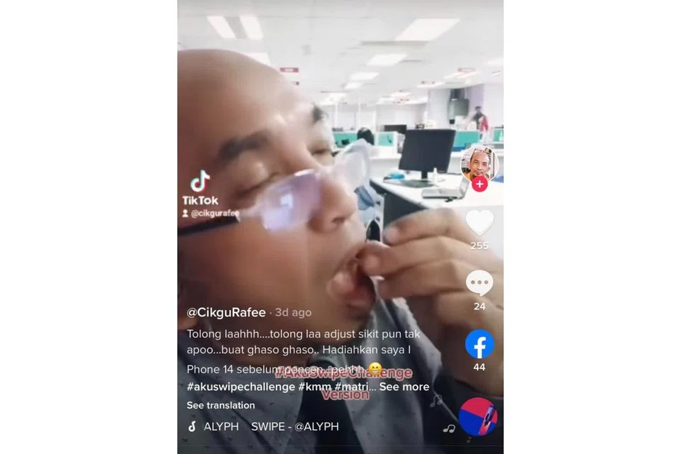 BUKTI 'SWIPE' UNTUK SEMUA: Video seorang guru kanan, yang berusia juga terhibur dengan fenomena 'Swipe' di bilik guru sambil makan kacang, digemari Alyph. - Foto-foto TIKTOK