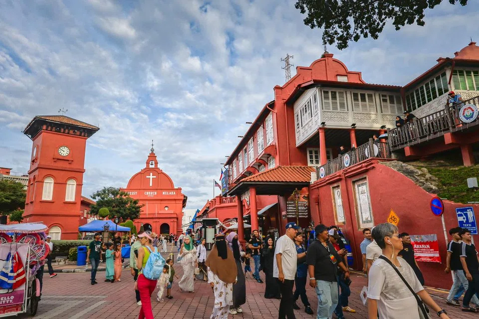 (dari kiri) Menara Jam Melaka, penanda masa awam; Christ Church Melaka, lambang ibadat era Belanda; dan The Stadthuys, bekas balai kota yang sekarang ini sebuah muzium - bersama-sama membentuk Dataran Merah Melaka, pusat pentadbiran, agama, dan kehidupan awam pada zaman kolonial.