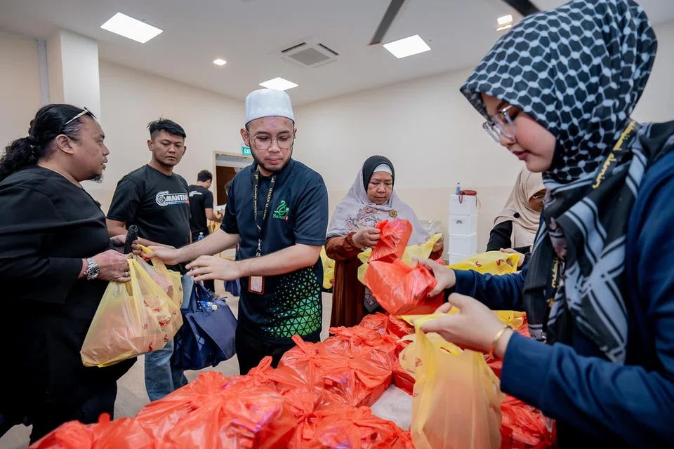 Selain daripada kakitangan dan sukarelawan daripada Masjid Al-Amin, Masjid Al-Falah dan Masjid Burhani, sukarelawan daripada kumpulan, Volunteers on Wheel, seperti MantapSG dan ForesterSG juga turut membantu dalam operasi pengagihan daging korban. 