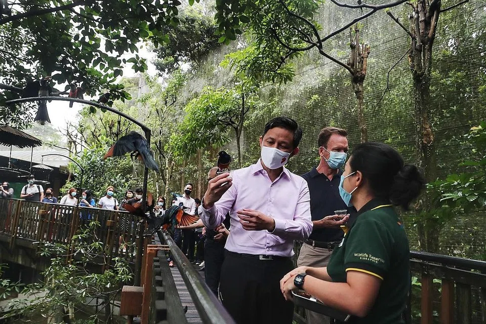 KUNJUNG TAMAN BURUNG: Encik Chan Chun Sing, yang mengunjungi Taman Burung Jurong semalam, mengongsi butiran tentang Baucar Teroka Semula Singapura. Bersama beliau ialah Ketua Pegawai Eksekutif (CEO) Kumpulan, Mandai Park Holdings, Encik Mike Barclay. - Foto BH oleh KELVIN CHNG
