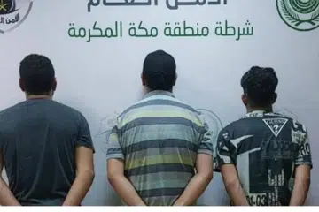 Polis di Makkah menahan tiga orang kerana menyiarkan iklan kempen haji palsu dan mengelirukan, di wadah media sosial kerana menipu bakal anggota jemaah haji.