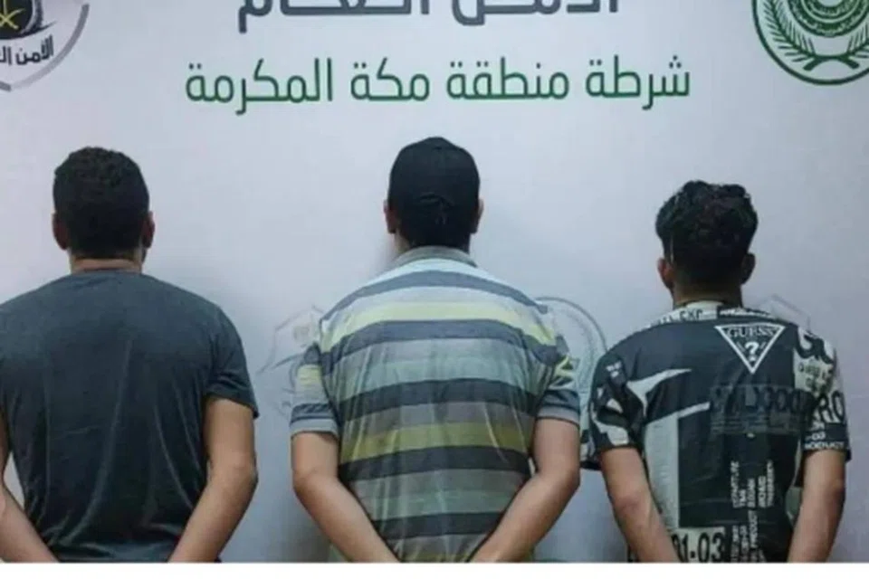 Polis di Makkah menahan tiga orang kerana menyiarkan iklan kempen haji palsu dan mengelirukan, di wadah media sosial kerana menipu bakal anggota jemaah haji.