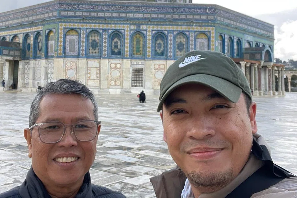 Koresponden BH, Fakhruradzi Ismail (kanan), bersama seorang rakan media dari Singapura, Encik Kadri, mengambil kesempatan mengunjungi Masjid Al-Aqsa dan Qubbat As-Sakhra (Dome of Rock) sewaktu berada di Baitulmakdis pada 19 Mac. 