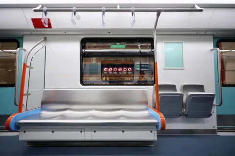 Setiap gerabak kereta api mempunyai 32 tempat duduk, termasuk empat yang boleh dilipat bagi memberi ruang kepada kerusi roda, kereta sorong bayi atau bagasi.