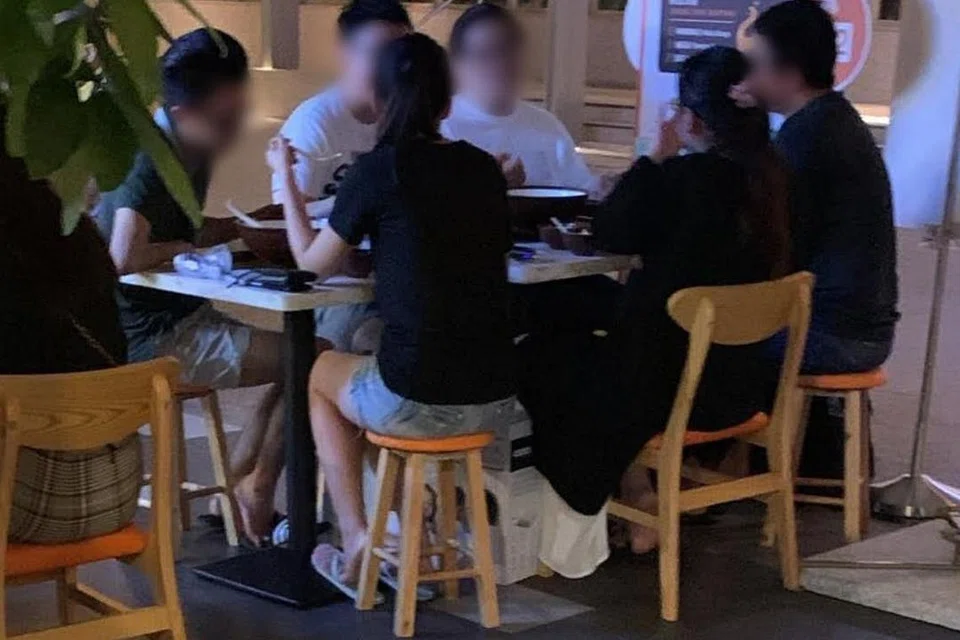 Sekumpulan enam pelanggan duduk bersama-sama di sebuah kedaiF&B di kawasan pusat bandar (CBD) pada 12 September 2020.