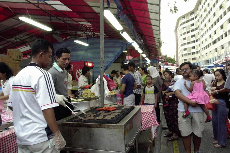 Jualan dendeng merupakan juadah yang amat popular bagi pelanggan bazar Ramadan. Ia kini lebih sukar dicari, dan harganya juga semakin mahal. 
