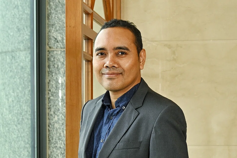 Menteri Negara (Ehwal Luar merangkap Ehwal Dalam Negeri), Encik Zhulkarnain Abdul Rahim.