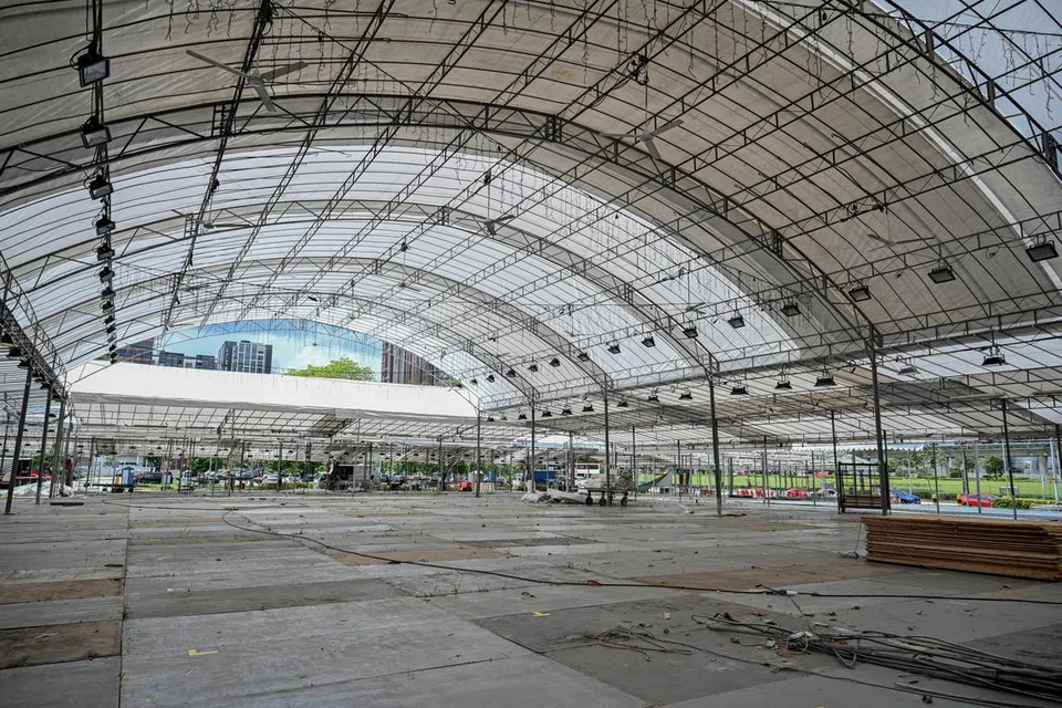 Persiapan struktur khemah bazar didirikan di pekarangan Wisma Geylang Serai dan padang terbuka di belakangnya.