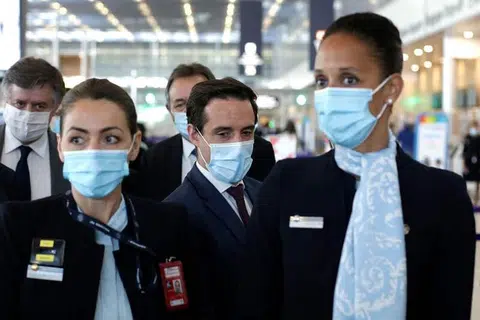 ORAK LANGKAH SEGERA: Menteri Pengangkutan Perancis, Encik Jean-Baptiste Djebbari (tengah) mengunjungi Lapangan Terbang Orly di selatan Paris dalam usaha menyegerakan ujian penerbangan dalaman yang menggunakan pasport vaksin sebagai langkah mengembalikan pengembaraan udara. - Foto AFP 