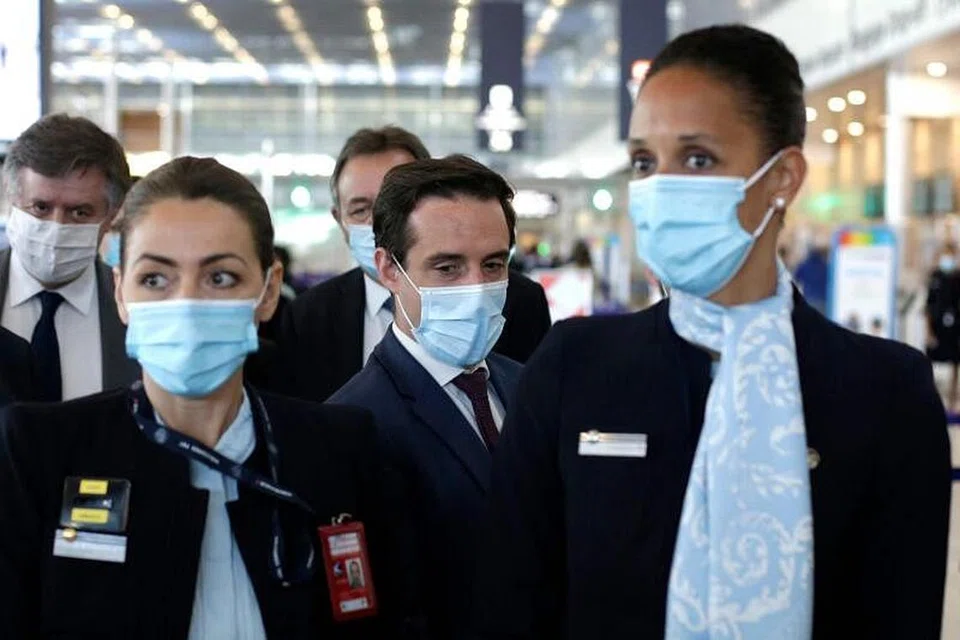 ORAK LANGKAH SEGERA: Menteri Pengangkutan Perancis, Encik Jean-Baptiste Djebbari (tengah) mengunjungi Lapangan Terbang Orly di selatan Paris dalam usaha menyegerakan ujian penerbangan dalaman yang menggunakan pasport vaksin sebagai langkah mengembalikan pengembaraan udara. - Foto AFP 