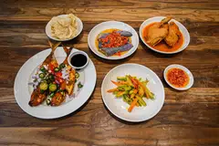 PILIHAN LEBIH SIHAT: Jika mahu nasi padang lebih sihat, individu boleh elakkan hidangan bergoreng dan minta kurang atau tiada kuah, serta pilih dua hidangan sayur-sayuran dan juga protein tanpa lemak, kata pakar.