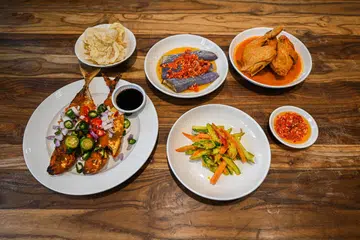 PILIHAN LEBIH SIHAT: Jika mahu nasi padang lebih sihat, individu boleh elakkan hidangan bergoreng dan minta kurang atau tiada kuah, serta pilih dua hidangan sayur-sayuran dan juga protein tanpa lemak, kata pakar.