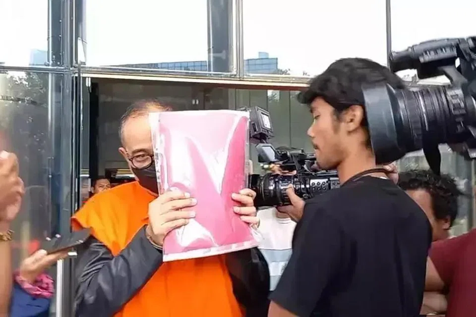 GUBAH WANG HARAM: Bekas pegawai cukai Rafael Alun Trisambodo menutup mukanya di hadapan wartawan ketika meninggalkan bangunan Suruhanjaya Pembasmian Rasuah (KPK) di Jakarta, pada 31 Julai.