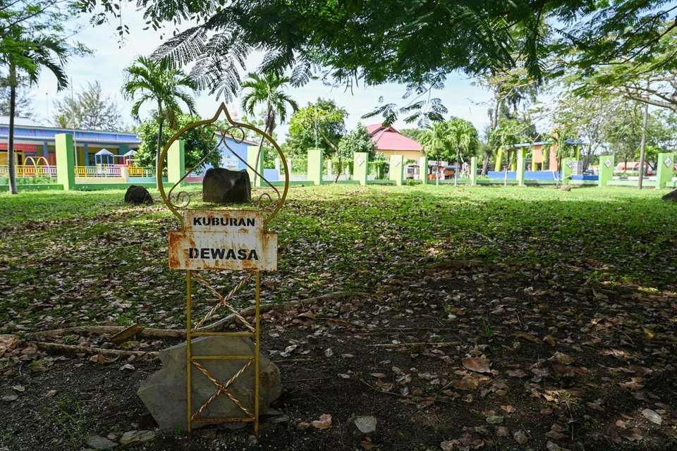 Kuburan Massal Ulee Lheue, yang terletak di Gampong Ulee Lheue, Kecamatan Meuraxa, Banda Aceh, Indonesia, merupakan tempat persemadian bagi ribuan korban tsunami Lautan Hindi 2004.