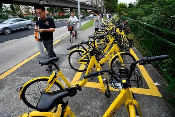 MASALAH KEWANGAN: Syarikat kongsi basikal ofo mempunyai masa hadapan yang kurang pasti di China, dan pengguna ofo di Singapura kian tertanya-tanya apa yang akan terjadi kepada operasinya di sini. - Foto BH oleh LIM YAOHUI