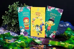 SAMPUL RAYA: Sampul DBS tahun ini memaparkan budak lelaki dan budak perempuan ikonik DBS, Xing dan Jaan yang dilihat sedang memegang ketupat berlatarbelakangkan motif batik. - Foto DBS