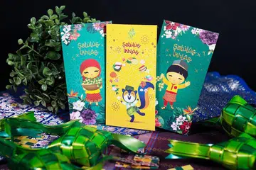 SAMPUL RAYA: Sampul DBS tahun ini memaparkan budak lelaki dan budak perempuan ikonik DBS, Xing dan Jaan yang dilihat sedang memegang ketupat berlatarbelakangkan motif batik. - Foto DBS