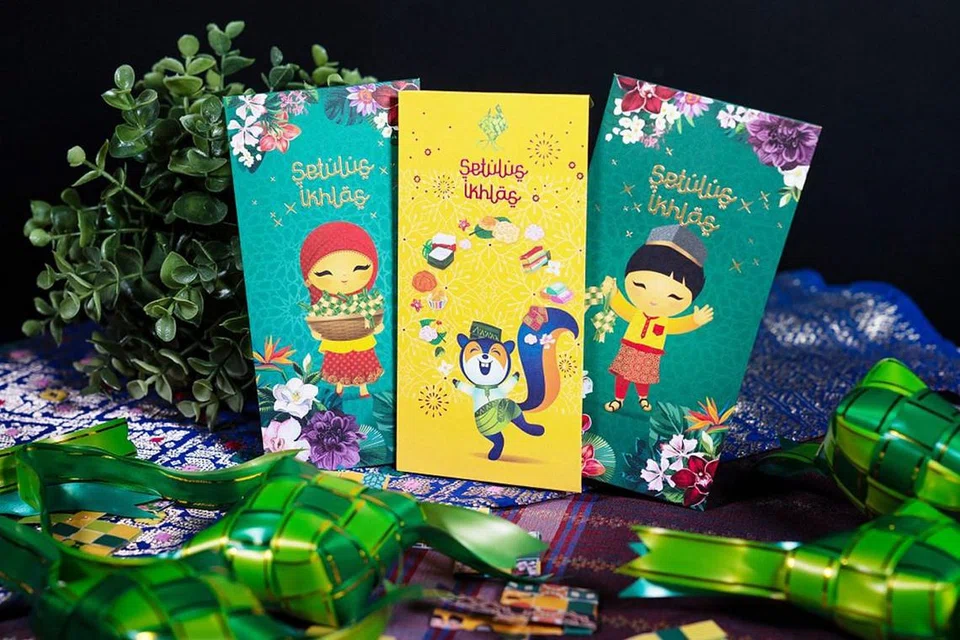SAMPUL RAYA: Sampul DBS tahun ini memaparkan budak lelaki dan budak perempuan ikonik DBS, Xing dan Jaan yang dilihat sedang memegang ketupat berlatarbelakangkan motif batik. - Foto DBS
