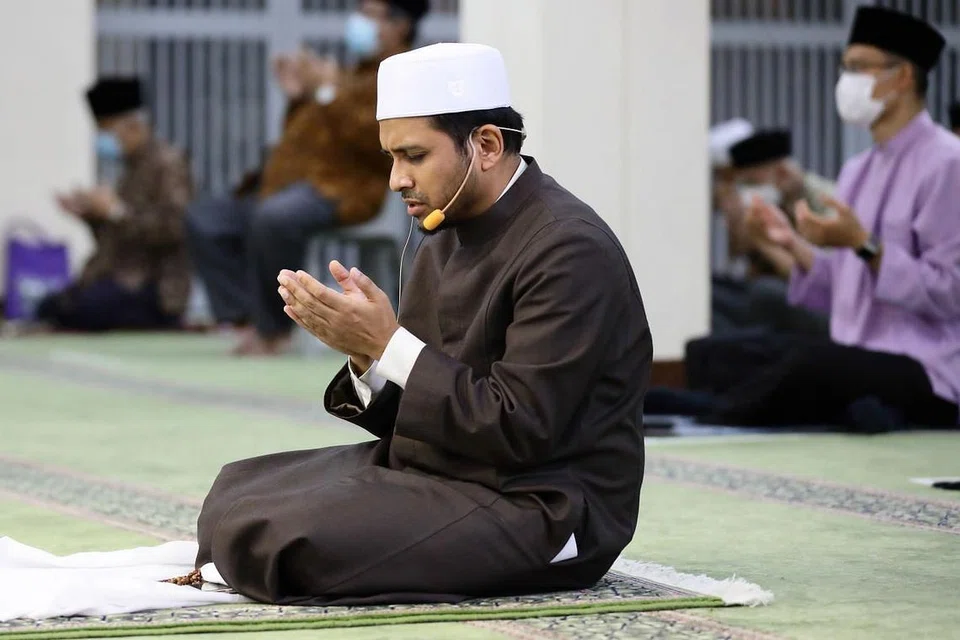 Mufti Dr Nazirudin Mohd Nasir memimpin bacaan doa selepas solat di acara sambutan tahun baru Hijrah di Masjid Muhajirin pada Rabu (19 Ogos). 