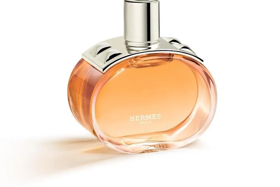 ‘Barenia Pleine Fleur’ oleh Hermes dirumus dengan haruman kayu dan diserlahkan lagi dengan sentuhan bunga teratai putih dan bunga oren, sekali gus memberikan bau lebih segar dan berkrim.