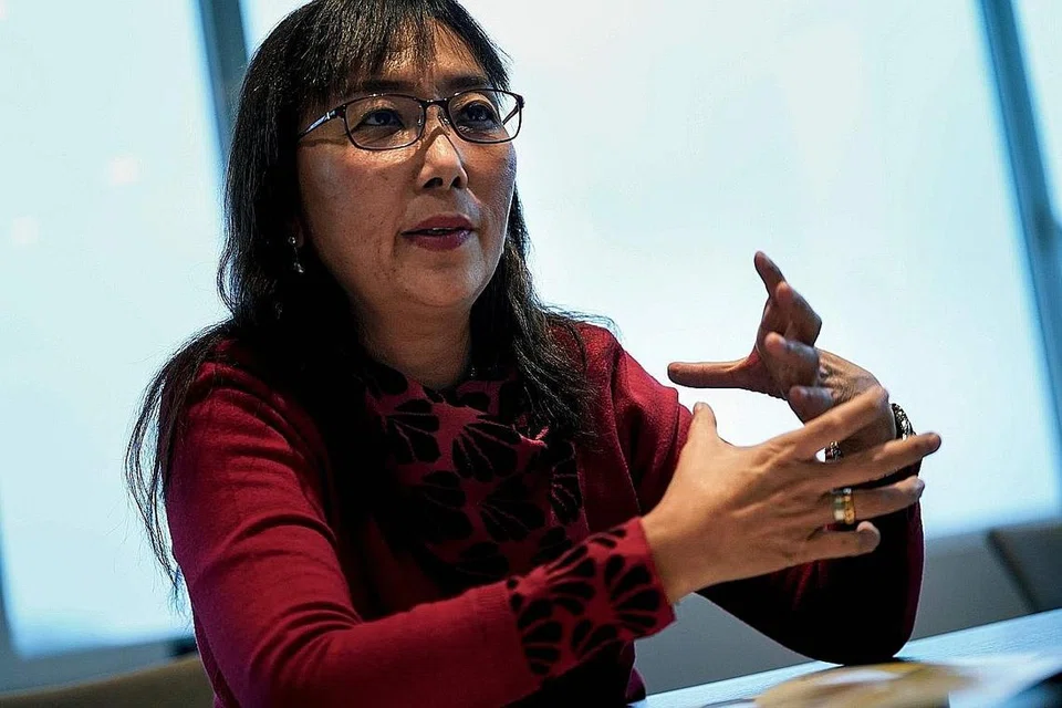 MAHU YAKINKAN EU: Cik Teresa Kok sedang menjawab soalan pemberita semasa berada di ibu pejabat EU di Brussels baru-baru ini. - Foto AFP